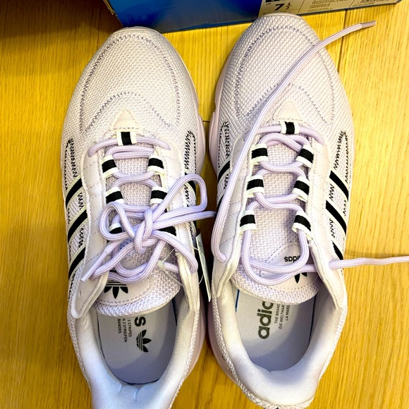 Adidas NWT Women shoe US 7.5 - Picture 4 of 6